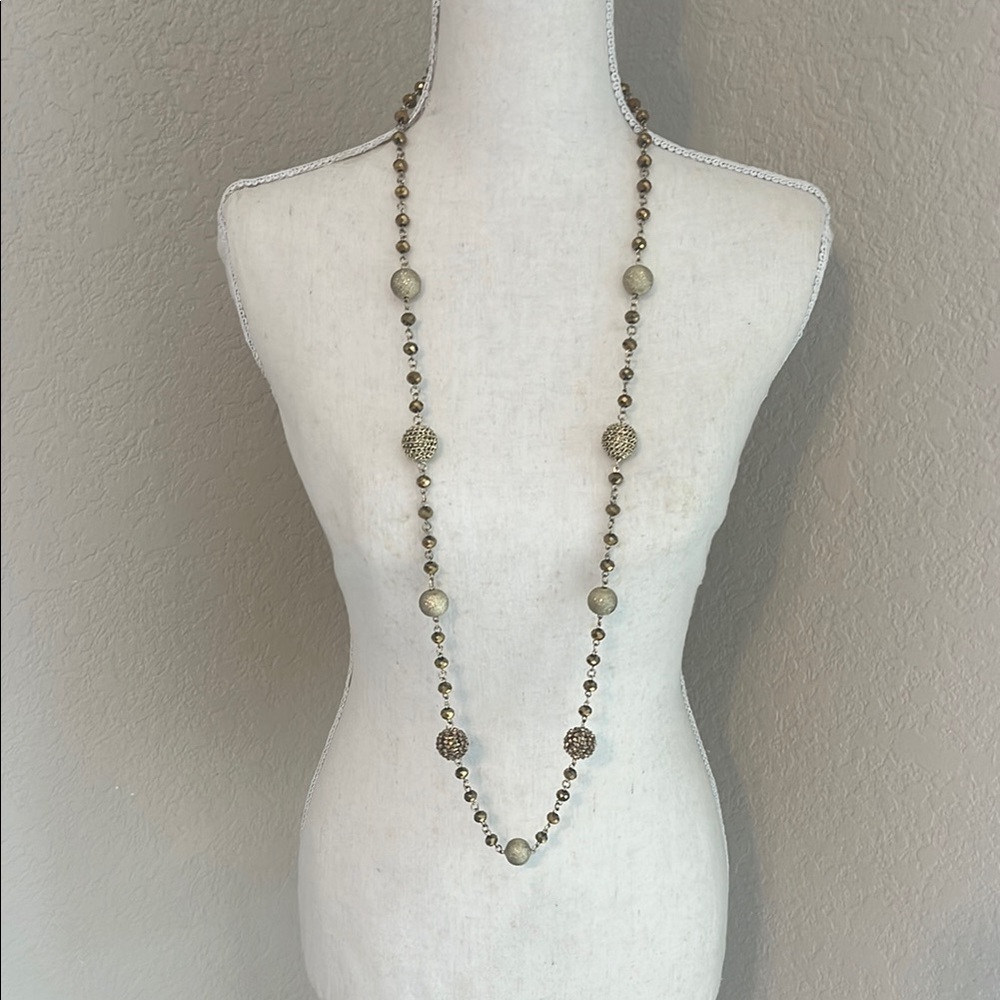 Elegant Beaded Necklace in Gold